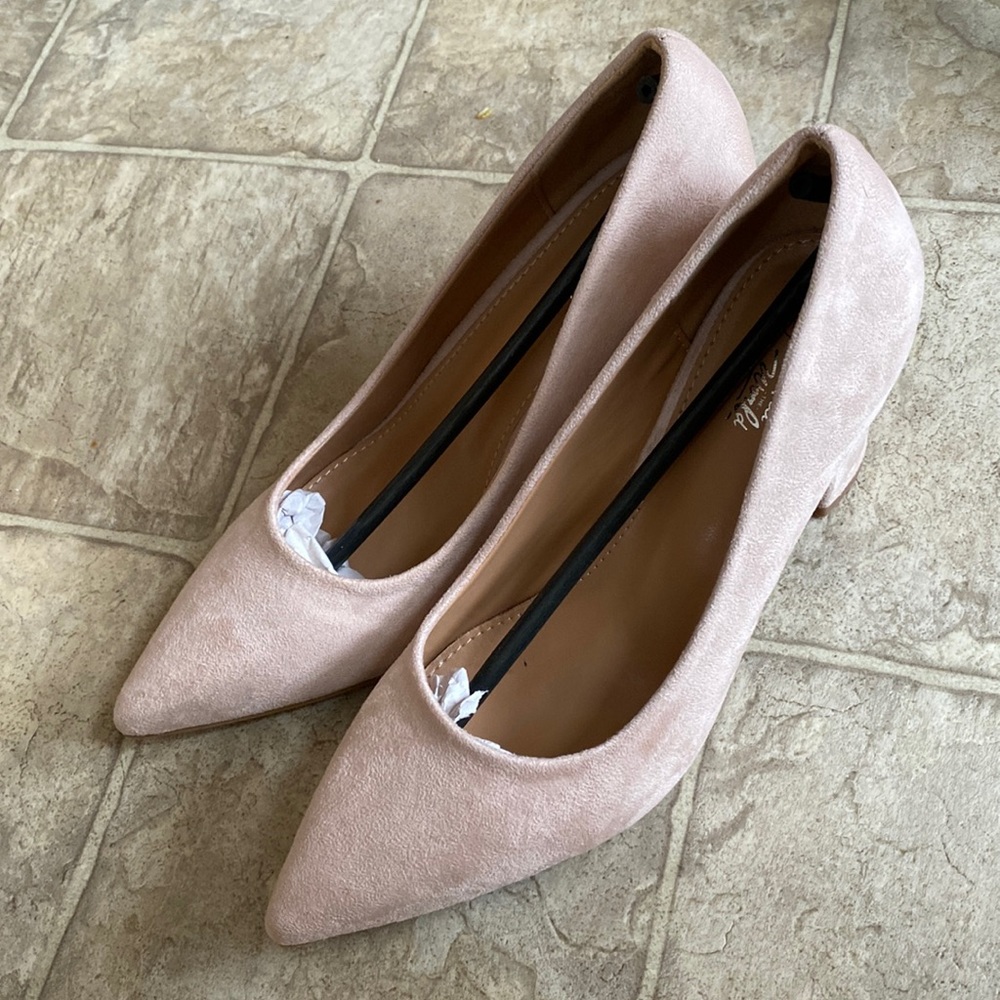 Nude pumps